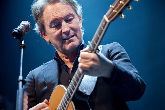 Tomas Ledin har uppträtt många gånger i trakten. Här lirar han i Snellmanssalen i Karleby i april 2014.